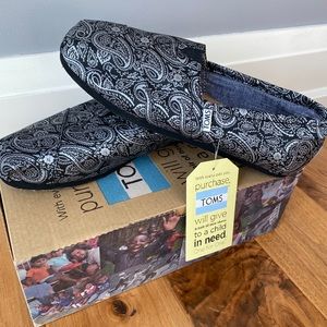 NWT Black Silver Paisley TOMS - Women’s Size 9🤍🖤
